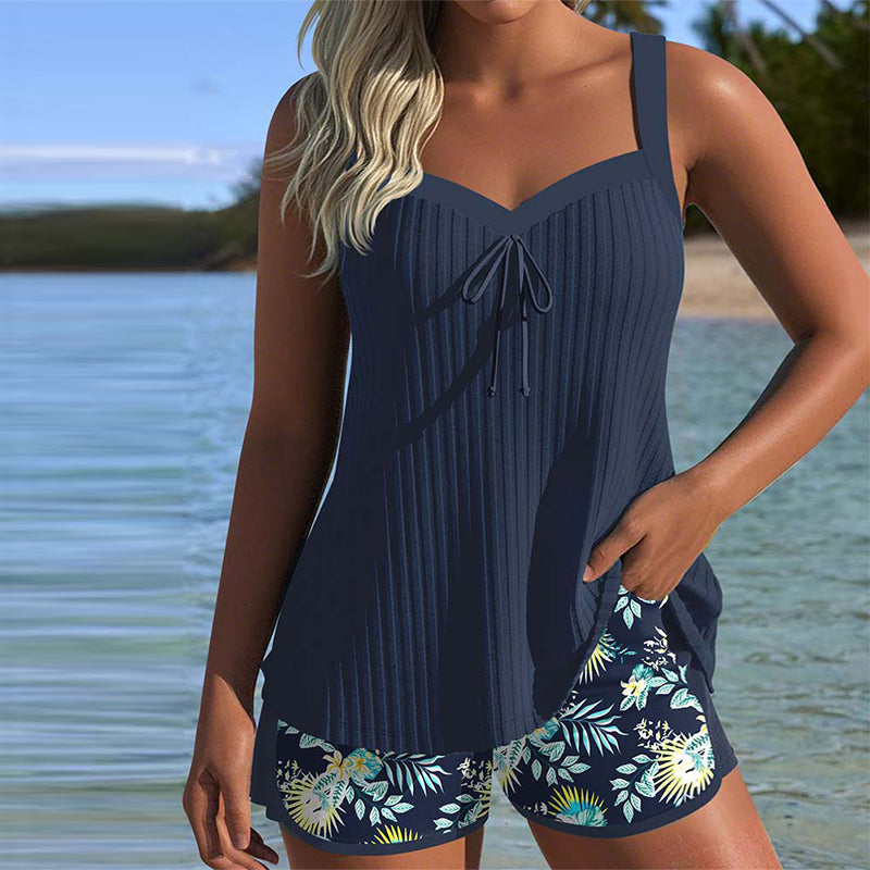 Carla – Traje de Baño de Rayas con Short de Playa