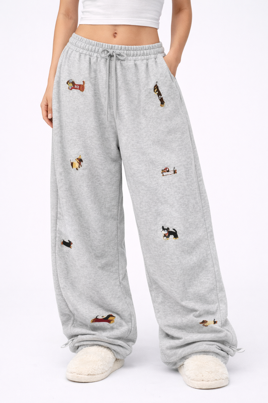 Carol | Pantalones de chándal barrel con perritos bordados