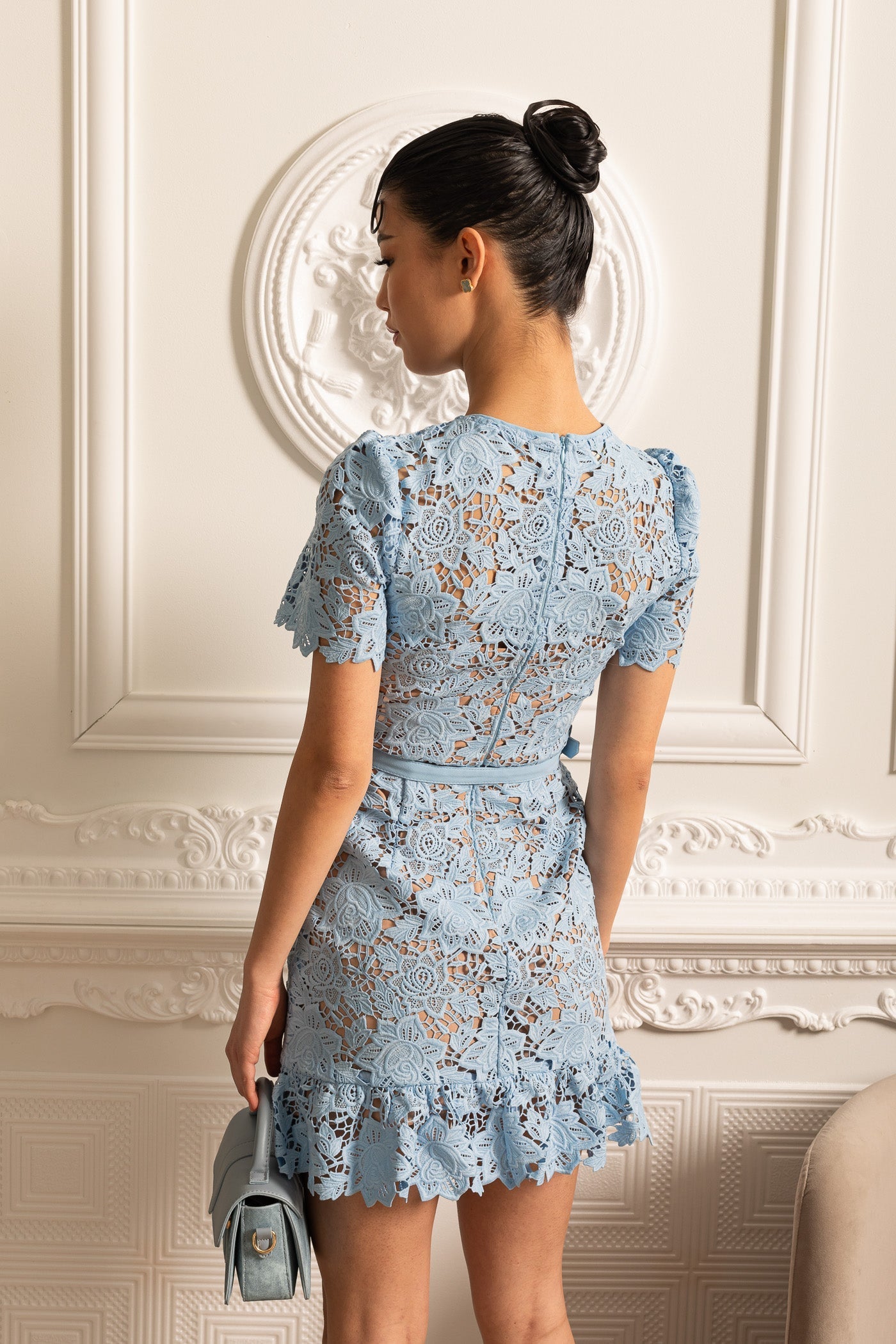 Yasmina | Vestido Floral Bordado Azul de Manga Corta