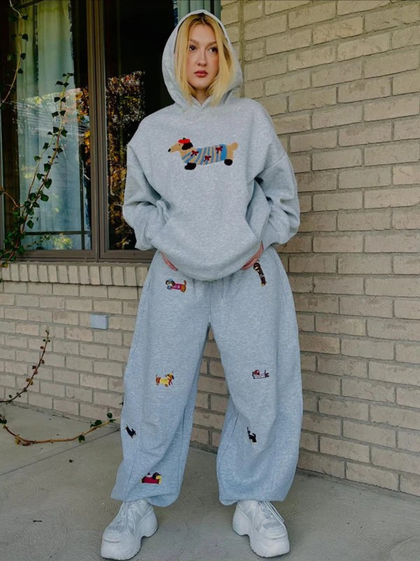 Carol | Pantalones de chándal barrel con perritos bordados