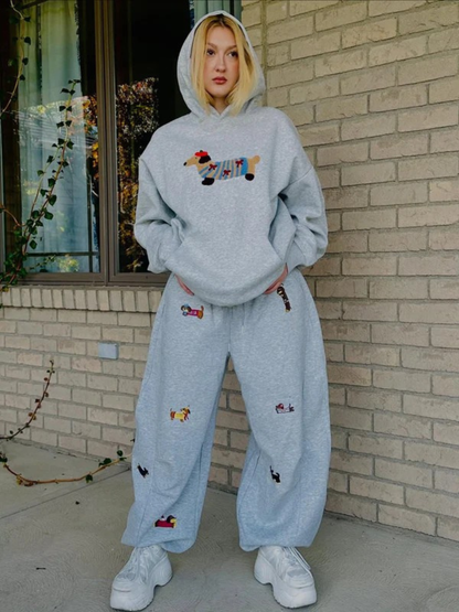 Carol | Pantalones de chándal barrel con perritos bordados