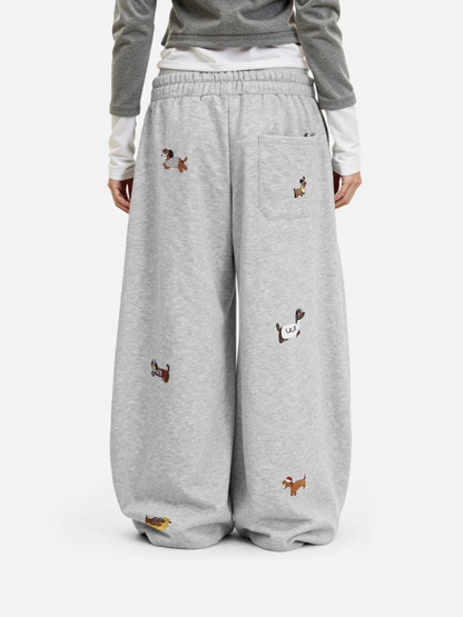 Carol | Pantalones de chándal barrel con perritos bordados