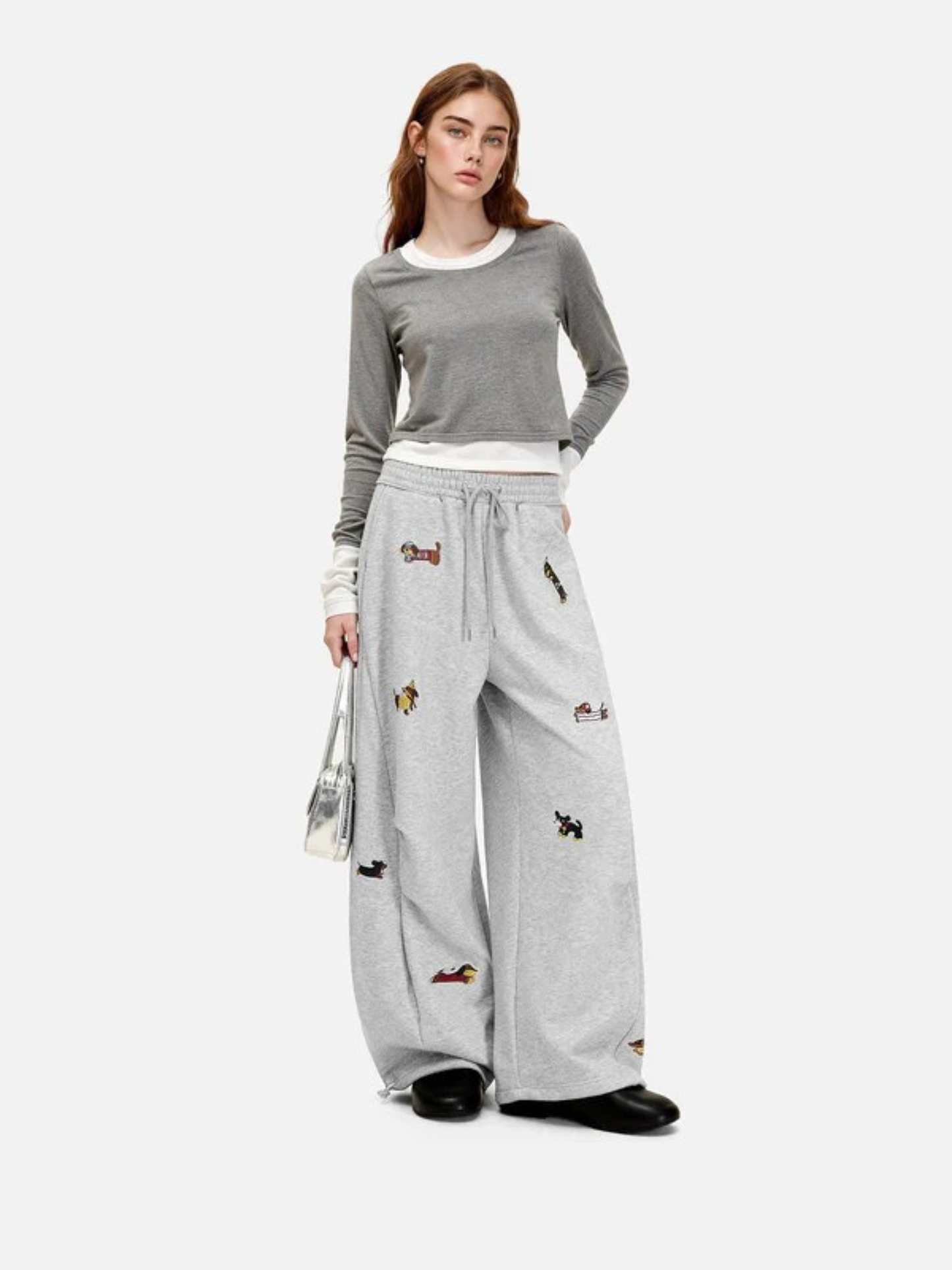 Carol | Pantalones de chándal barrel con perritos bordados