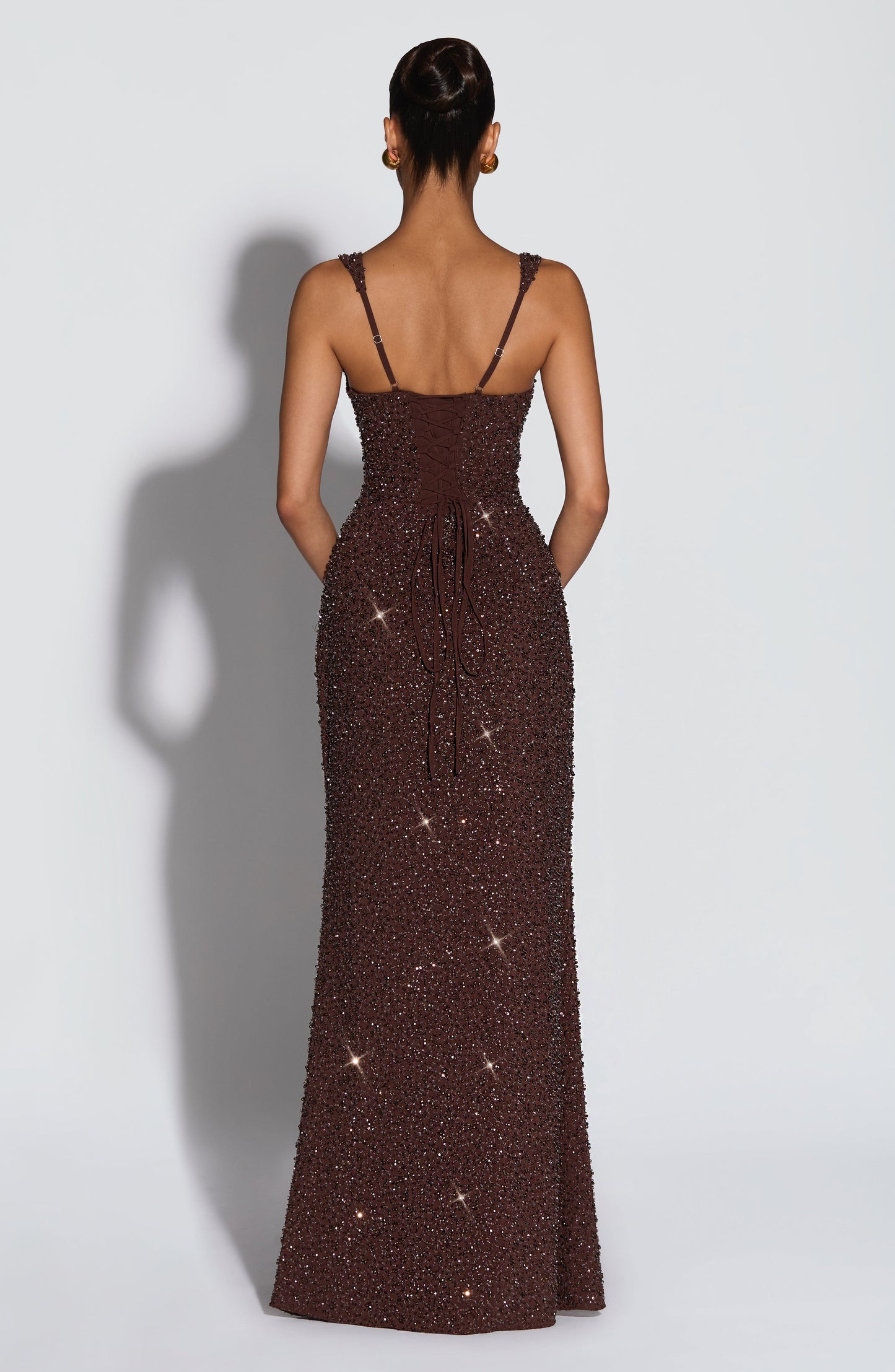 Carmina |  Vestido largo marrón ciruela brillante