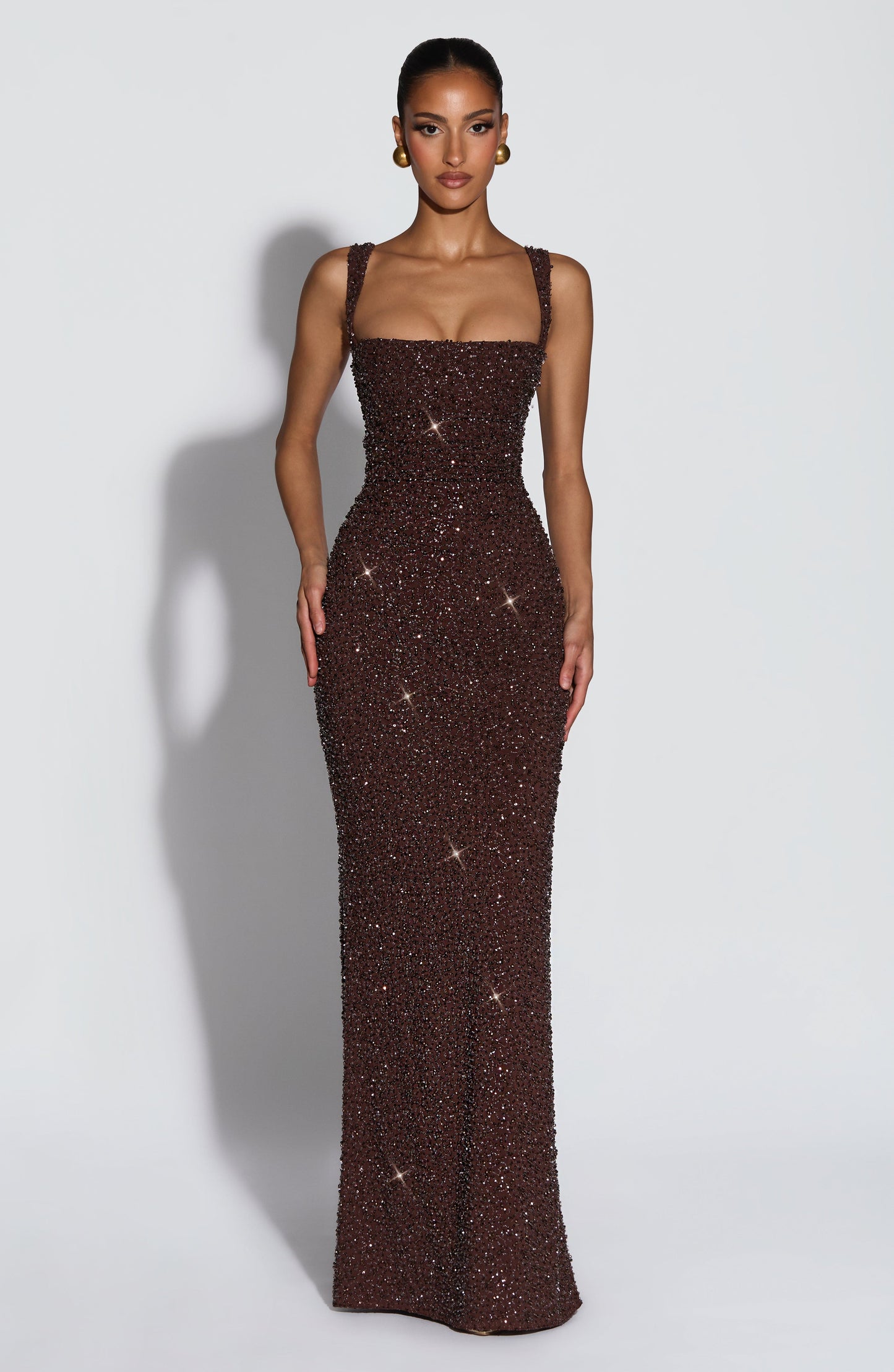 Carmina |  Vestido largo marrón ciruela brillante